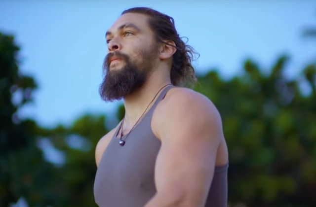 Jason Momoa, reactie dura dupa ce doi tineri au taiat coada unui rechin si l-au eliberat in apa