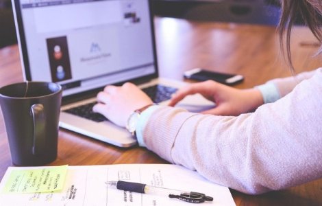 Medic: Dependenta de internet poate duce la disfunctii sociale, profesionale, scolare sau familiale