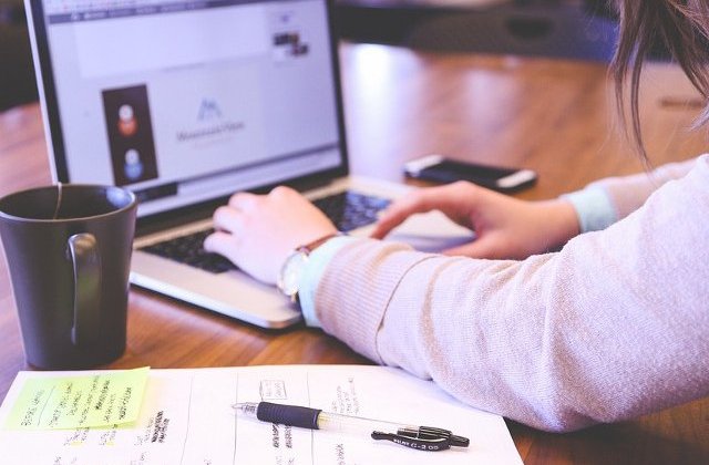 Medic: Dependenta de internet poate duce la disfunctii sociale, profesionale, scolare sau familiale