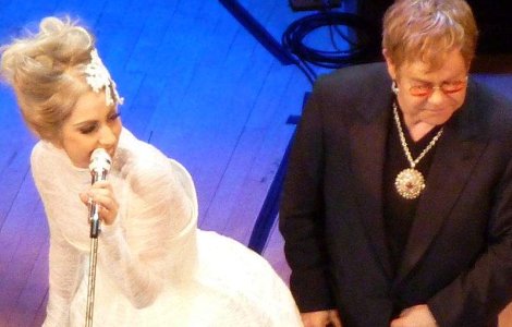 Elton John isi face griji pentru sanatatea lui Lady Gaga