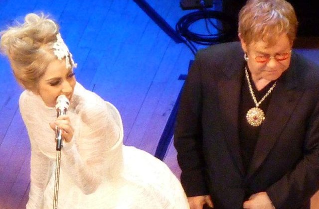 Elton John isi face griji pentru sanatatea lui Lady Gaga