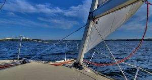 Doua zile, in largul marii: Un yacht a esuat intr-un banc de nisip