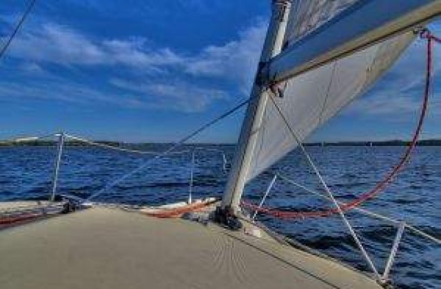 Doua zile, in largul marii: Un yacht a esuat intr-un banc de nisip