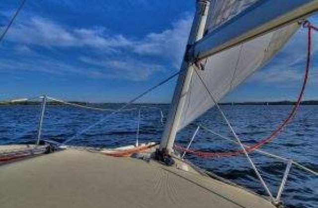 Doua zile, in largul marii: Un yacht a esuat intr-un banc de nisip