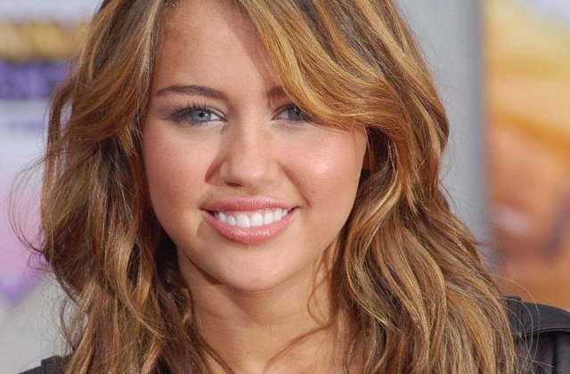 Miley Cyrus si Liam Hemsworth s-au logodit