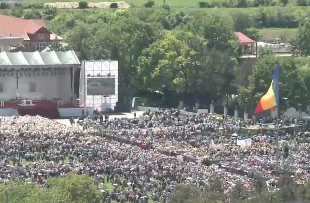 Un preot a gasit un plic cu 5.000 de euro intr-o toaleta, in timpul vizitei Papei Francisc la Blaj. Banii nu au fost revendicati