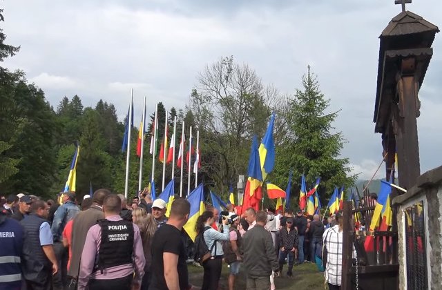 Tensiuni intre romani si maghiari in cimitirul din Valea Uzului: Mai multi romani au fortat intrarea, imbrancindu-se cu jandarmii