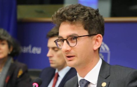 Deputat USR: Bun venit pe Facebook, Viorica Dancila! Pacat ca de aici nu se poate vota motiunea de cenzura