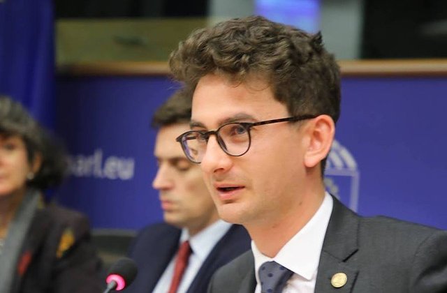 Deputat USR: Bun venit pe Facebook, Viorica Dancila! Pacat ca de aici nu se poate vota motiunea de cenzura