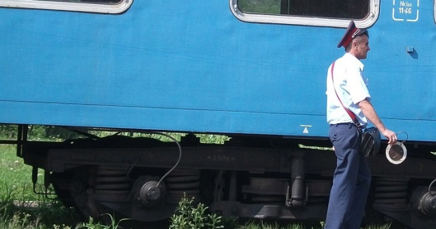 Un tren cu circa 60 de calatori a deraiat dupa ce a lovit bena unui camion, in Bacau