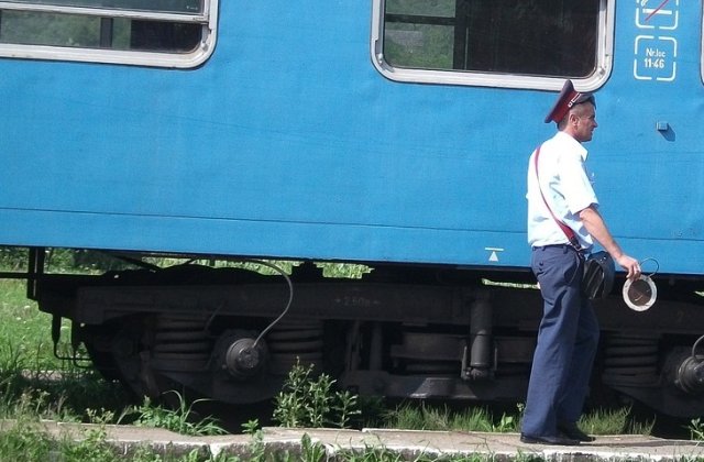 Un tren cu circa 60 de calatori a deraiat dupa ce a lovit bena unui camion, in Bacau