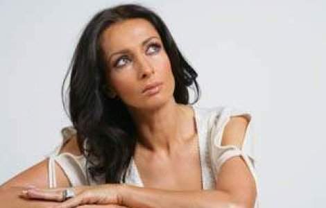 Mihaela si Elan au cazut la pace. El ii da banii pentru Ayan, ea renunta la proces