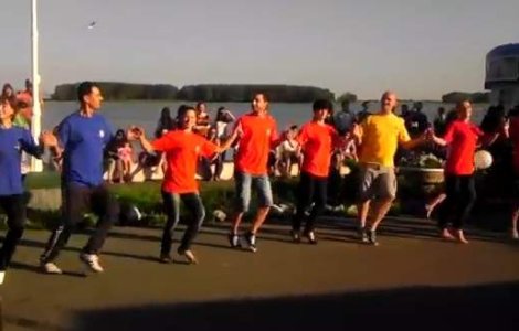 Flashmob pe muzica populara in Galati