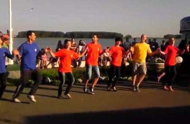 Flashmob pe muzica populara in Galati