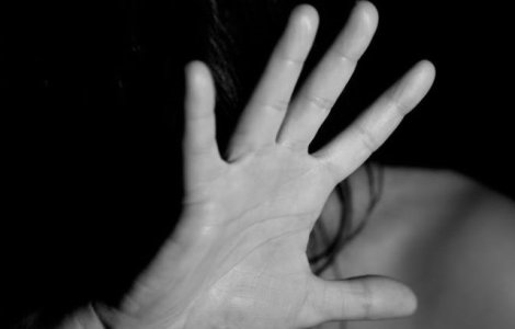 O romanca fara adapost, arestata in Sicilia pentru ca si-a obligat fiica in varsta de 13 ani sa se prostitueze