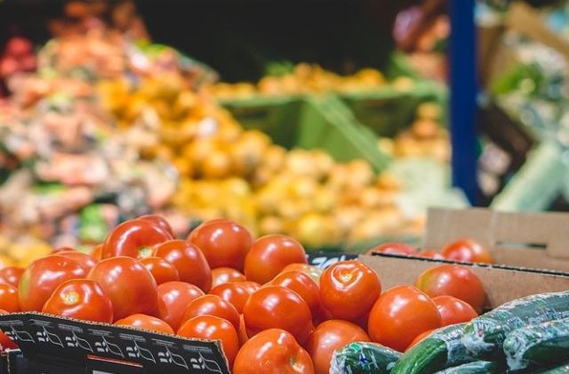 SONDAJ: Originea produselor, cel mai important criteriu pentru europeni la achizitia de alimente