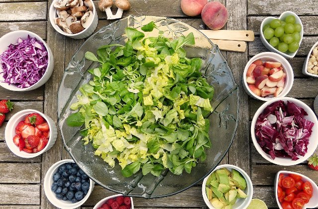 Studiu: Dieta saraca in fructe si legume poate contribui la decese asociate AVC si bolilor de inima