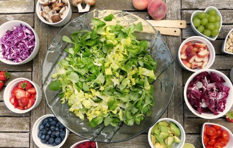 Studiu: Dieta saraca in fructe si legume poate contribui la decese asociate AVC si bolilor de inima