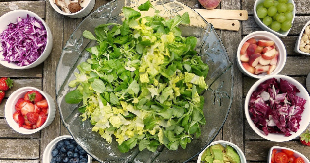 Studiu: Dieta saraca in fructe si legume poate contribui la decese asociate AVC si bolilor de inima