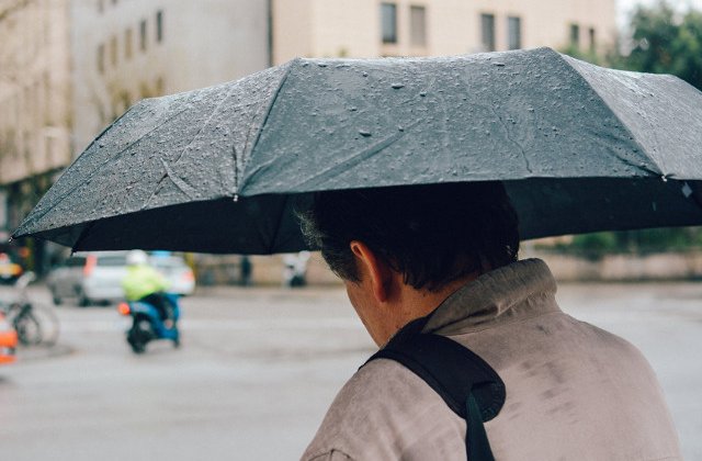 Cod GALBEN de ploi torentiale si vijelii in 34 de judete si Bucuresti