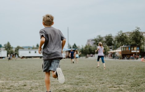 Un barbat de 71 de ani, arestat dupa ce a amenintat ca va ataca niste copii prea "zgomotosi"