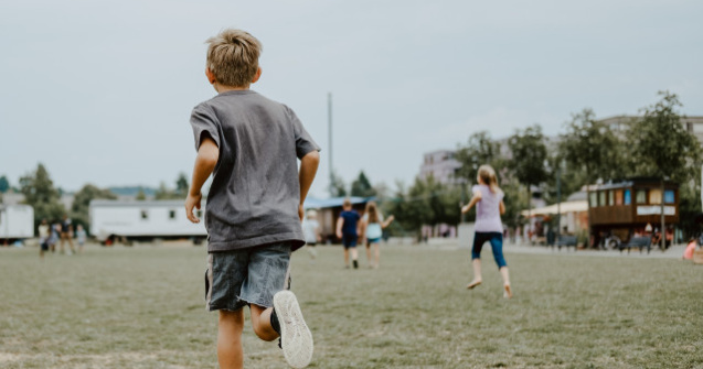 Un barbat de 71 de ani, arestat dupa ce a amenintat ca va ataca niste copii prea "zgomotosi"