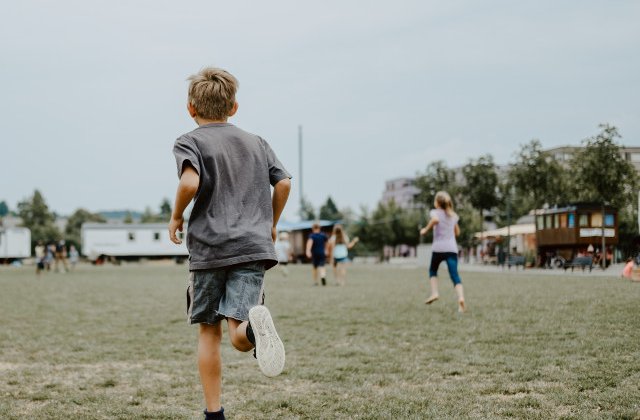 Un barbat de 71 de ani, arestat dupa ce a amenintat ca va ataca niste copii prea "zgomotosi"