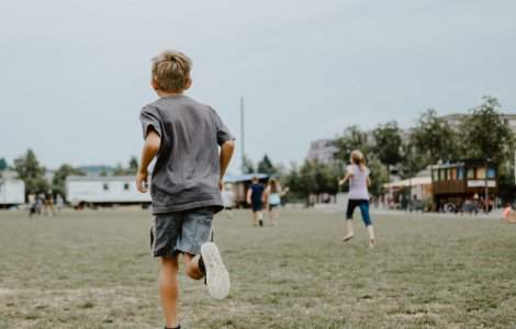 Un barbat de 71 de ani, arestat dupa ce a amenintat ca va ataca niste copii prea "zgomotosi"