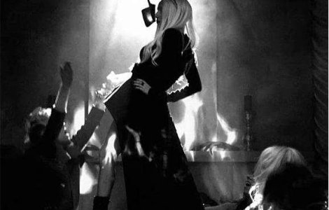  Video  Lady Gaga s-a ranit la cap in timpul unui concert