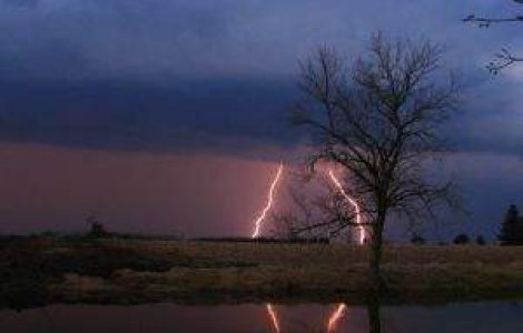 Furtuni in vestul tarii: Persoane evacuate si localitati lasate in bezna