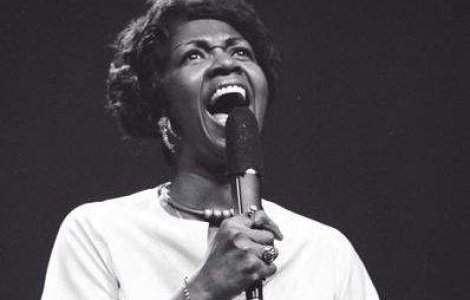 Familia lui Whitney Houston o reneaga pe mama cantaretei