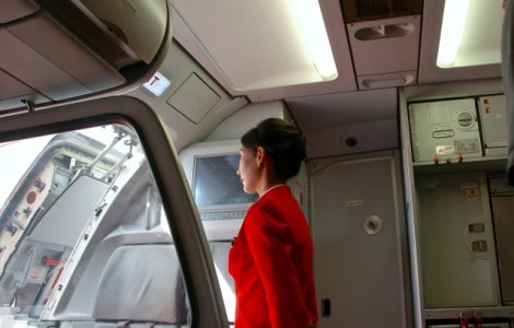 O pasagera a deschis, din greseala, usa de urgenta a avionului. Femeia incerca sa ajunga la toaleta