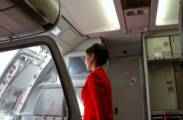 O pasagera a deschis, din greseala, usa de urgenta a avionului. Femeia incerca sa ajunga la toaleta