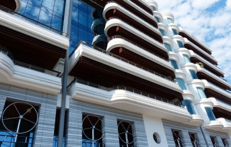 Un turist a murit si alti doi s-au ranit, dupa ce au cazut din balcoanele unor hoteluri