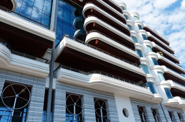 Un turist a murit si alti doi s-au ranit, dupa ce au cazut din balcoanele unor hoteluri