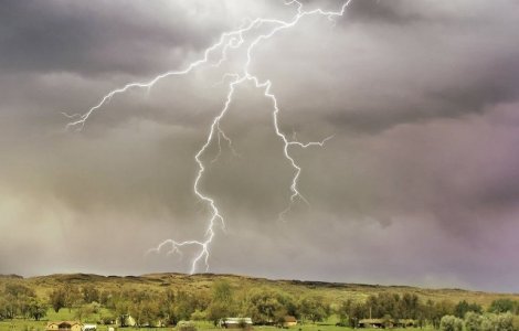 31 de judete, sub cod GALBEN de ploi torentiale, descarcari electrice, vijelii si grindina