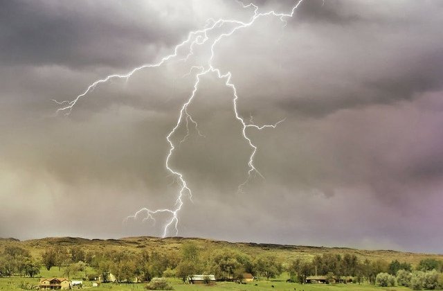 31 de judete, sub cod GALBEN de ploi torentiale, descarcari electrice, vijelii si grindina