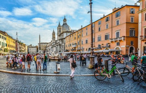 Noi interdictii pentru turisti si localnici in Roma, dupa actualizarea legislatiei privind comportamentul in public
