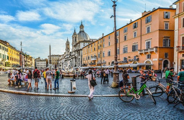 Noi interdictii pentru turisti si localnici in Roma, dupa actualizarea legislatiei privind comportamentul in public