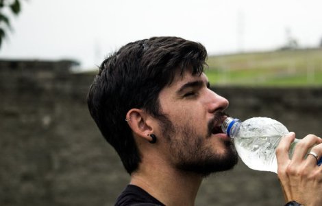RAPORT: O persoana ar putea ingera pana la 5 grame de plastic saptamanal