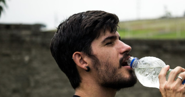 RAPORT: O persoana ar putea ingera pana la 5 grame de plastic saptamanal