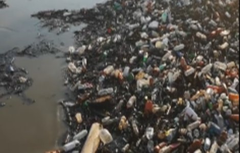 Tone de gunoaie pe Dunare, la Galati/ VIDEO