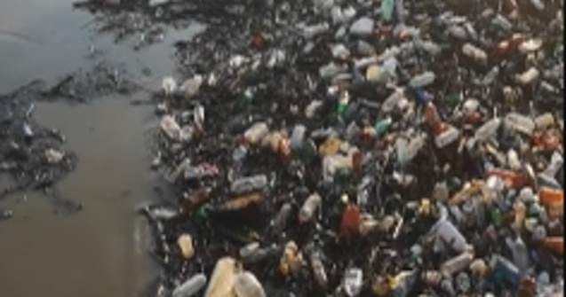 Tone de gunoaie pe Dunare, la Galati/ VIDEO