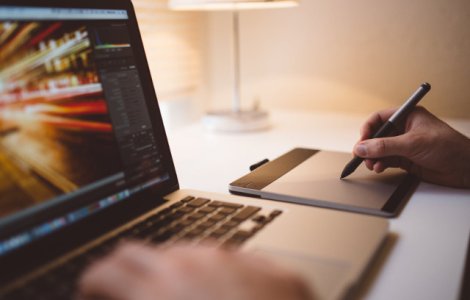 Un artist turc face senzatie pe internet prin suprapunerea unor imagini care simbolizeaza saracia si luxul/ FOTO