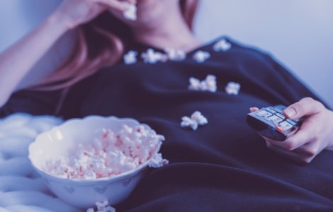 Obiceiul de a dormi cu televizorul aprins creste riscul de obezitate, arata un studiu