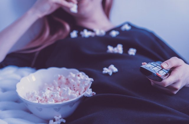 Obiceiul de a dormi cu televizorul aprins creste riscul de obezitate, arata un studiu