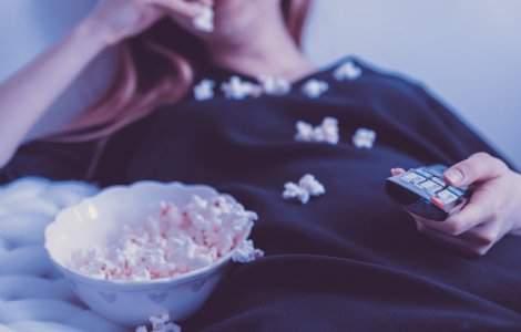 Obiceiul de a dormi cu televizorul aprins creste riscul de obezitate, arata un studiu