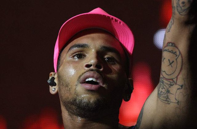 [VIDEO] Altercatie intre anturajele lui Chris Brown si Drake in New York