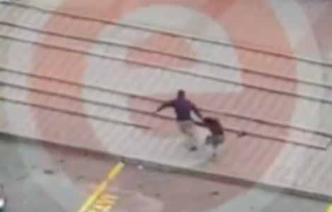 O femeie din Pitesti a fost tarata pe trotuar, lovita si bagata intr-un tomberon/ VIDEO