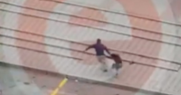 O femeie din Pitesti a fost tarata pe trotuar, lovita si bagata intr-un tomberon/ VIDEO